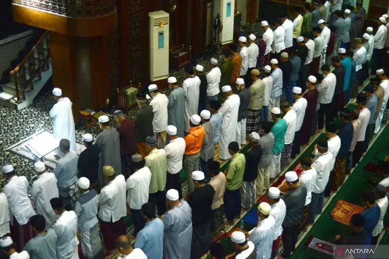 Hukum Berdoa Dengan Bahasa Indonesia Setelah Shalat